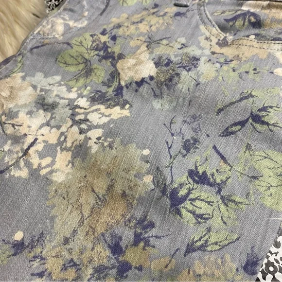 Bandolino: size : 8P : floral ‘mandie capri’ folded denim capri pants - Picture 6 of 11